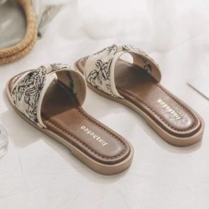 Dép đế bằng đẹp kèm váy và dép cho nữ đi bên ngoài