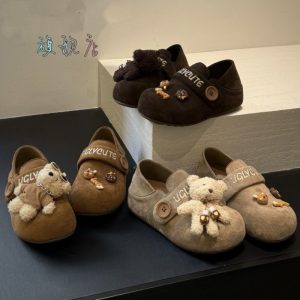 Giày Birkenstock cho nữ, áo khoác ngoài đế mềm mùa thu, guốc hoạt hình Baotou, dép lê đế phẳng thôn