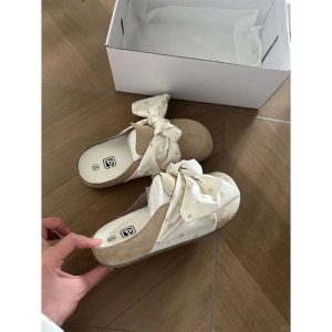 Giày Birkenstocks một chân lười biếng trái mùa và dép xỏ ngón dành cho trang phục bên ngoài của phụ